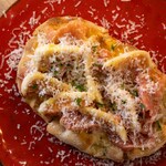 Osteria La Buca - イチヂクと生ハムのピンサ。季節によってフルーツと生ハムやチーズを合わせたピンサに変わります。