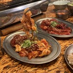 Horumon Niku Gorou - ランチ「ホルモンミックス定食」のホルモンミックス(持ち上げ撮影)