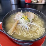 衛登 - 料理写真:しおらーめん(¥800)+大盛(¥120)