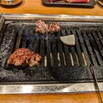 Hakuundai Guranfurontosakaten - 特選厚切りタン、カットして焼きます。