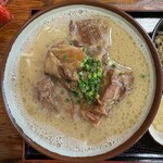 Okinawa Soba Senmon Ten Maruchi Chatan Ten - 軟骨ソーキそば、こってりスープ、ちぢれ麺。