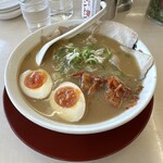 Ramen Yokozuna Hirakata Ten - 彩ラーメン(890円、斜め上から)