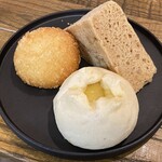 デンマークベーカリー - ゆで卵入りカレーパン、黒糖蒸しパン、ハイジのチーズ