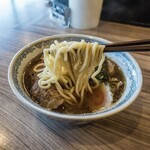 Kujira Shokudo Nonowa Higashikoganeiten - 麺は中太麺なんだけど、茹で加減は柔らかめ、ちょっと好みと違う麺でしたが、このスープには合ってる感じでしたね。