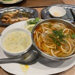 PHO HANOI Kitasenju - つまみとミニフォーセット（1900円、ブンボーフエS、チェー、生ビール、食べ終わっちゃったが生春巻と青パパイヤサラダも）