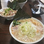 Hayaru Yori Aisareru Ippai Wo Oofukuro Ten - 背脂中華そば(背脂多め・ねぎトッピング)、チャーシュー丼