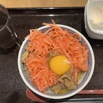 Yoshinoya Kawasaki Ekimae Ten - 紅生姜タップリ持って生卵を落とした状態