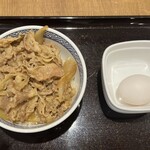 Yoshinoya Kawasaki Ekimae Ten - 受け取った状態(牛丼並&生卵)