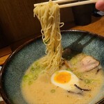 Ramen Yanagawa - ①豚骨半ラーメン
                        トッピングは叉焼【小】3枚、茹で卵《ハーフ》、木耳、刻み青葱
                        豚骨らしい癖のある匂い、味わいは物足りなさを感じない程度の濃さ、強過ぎたりしない
                        麺は細麺で硬さとハリはボチボチ