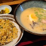 Ramen Yanagawa - 半ラーメン半チャーハンセット(税込900円)の食券を購入
                        ①豚骨半ラーメン②半炒飯③高菜&沢庵
                        ボリュームを見るとハーフなのが良く分かります