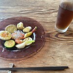 ひらりん - 料理写真:前菜と、お冷代わりのたっぷりアイスほうじ茶