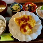 美波 - 日替り魚料理定食＝890円
 (白身魚のフライ 刺身付)