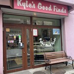 Kyle’s Good Finds - ピンクの看板がかわいい。テーブルが中に1個だけある。