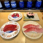 Kaisen Zushi Shiogama Ko - 塩竈といえばまずは「鮪」を堪能します！！左上からホホ肉、ネギトロ、上マグロ、ひがしもの。