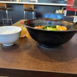 四川翔 - 担々麺800円1辛&煮卵150円、ランチサービスのごはん＆サラダ