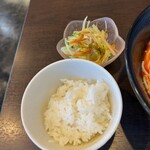 四川翔 - ランチサービスのごはん＆サラダ