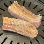 Jukusei Niku Senmon Ten Yopu no O Buta Shio Yaki Gems Shinbashi Ten - 半分にカットされて焼かれているサムギョプサル