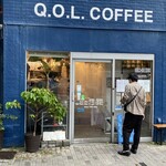 Q.O.L.COFFEE - カフェ外観。わかりやすい場所にある目立つ外観。