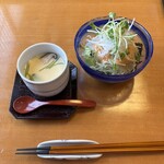 Chidori Zushi - セットの茶碗蒸しとサラダ