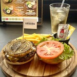 LDH kitchen THE TOKYO HANEDA - ハンバーガー。旗が気に入りました！パティ美味しいてす。