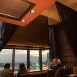 Steak House Medium Rare ORIENTAL HOTEL - 船がモチーフの神戸メリケンパーク オリエンタルや高層のホテルオークラ神戸、観覧車等が一望できます