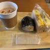 なとりさんちのたまごや工房 - ホットチャイ、味玉おにぎり、ウィンナー入りたまごサンド。イートインはかなり広め。