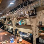 Osteria & Bar Ristoro - 広くはない店内。カウンターと奥に5〜6人程度のテーブル席。シェフが一人で全て対応。忙しそうながら、気持ちの良い丁寧な対応。