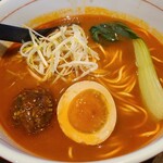 らーめん がらく - ①がらくラーメン【2辛=初心者向け】
            トッピングは半熟茹で卵《ハーフ》、青梗菜、白髪葱、肉味噌
            スープは豚骨ベースに特製の辛味噌を合わたもの、2辛なので少し辛いがしっかりした旨み