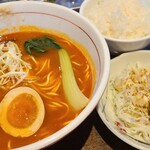 らーめん がらく - Bランチセット(税込1,000円)
            ①がらくラーメン【2辛=初心者向け】②鶏唐揚げ&細め千切り甘藍③白ご飯④お漬け物(高菜&沢庵)
            鶏唐揚げもちゃん仕込んである感じ