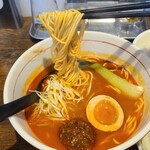 らーめん がらく - ①がらくラーメン【2辛=初心者向け】
            麺は中太麺、ハリ少なめで少し軟らかい
            辛さのあるスープは、コク旨な半熟茹で卵や白ご飯との相性も良いですね