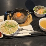 新日本焼肉党 - 山形牛100% ストウブハンバーグ定食
            スタンダード