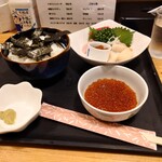 Shokudonka Hatchi - 本当の内訳は﻿ イクラ丼。﻿ お刺身盛り合わせ。﻿ 