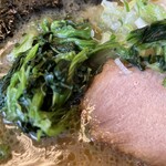 らーめん 支那虎 - 『真･支那虎ラーメン』のほうれん草