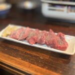 ホルモン屋 壺亭 - 料理写真:牛タン 1,800円 (1人前)