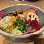 Cosme Kitchen Adaptation Shibuya Hikarieten - 玄米ご飯はふた口分くらいしか入っていないので、ほぼサラダボール。クコの実など薬膳に使われるナッツが入って色合いが良い