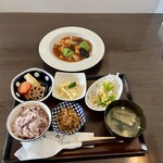 Sui Cha En - 小鉢がたくさんついた定食（税込み900円）