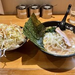 横浜ラーメン てっぺん家 - ラーメン並810円 ぶっかけごはん400円