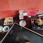 韓国食彩 オモニ - 料理写真:肉がガッツリと楽しめるであろう

●1人プルコギ　スープ　ライス付き　990円

を注文してみた

ご飯大盛りを注文しようとしたら

■ご飯大盛り　＋200円❗️　だった