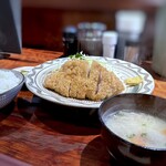 Aji no Katsueda - ◆ロースカツ定食(1,370円：税込）・・海老フライと迷いながらとんかつ屋さんですから。(^_^;) お味噌汁は「赤だし」か「豚汁」から選べるので、「豚汁」で。