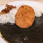 Matsu no Ya Handa Ten - 松のやの得朝黒カレー430円にサービス券で頂いたコロッケを乗せてコロッケカレーに！