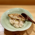 鮨 信楽 - 青森産のどぐろを焼いたもの。崩してシャリと混ぜていただきます。