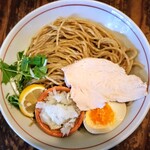 Menshin Yoshida - 麺皿には、茶色した全粒粉麺、すだち、刻みタマネギ、味玉、水菜、鶏チャーシューが盛りつけられている～!!( ^o^)ﾉ