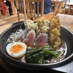 やすらぎの家  - 鍋焼きうどんは､海老・舞茸・ゆで卵・ナルトなどなど