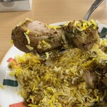 HALLAL FOOD MARHABA - ライスの中から骨付き鶏肉が出てきました