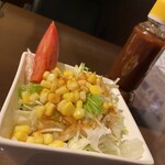 ANTHEM - セットのたっぷりなサラダ。みずみずしい野菜に、ドレッシングがまた美味い！野菜をモリモリ食べられます