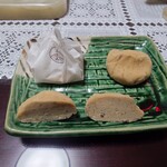 恵那川上屋 - 良質であろう栗の実が茶巾絞りされている

栗の素直な旨味感と
少しある加糖による甘味感がじんわりと
口の中に広がり
たまに栗の細かな粒が舌に当たる
これは間違いない美味しさだよねえ❗️