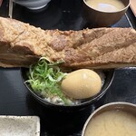 Motsunikomi Mitsuko Iruma Ten - 角煮と玉子の下にはご飯が詰められている。