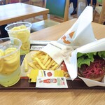 Freshness Burger Shinchitosekuko Ten - ２人で注文したもの