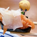 Muten Kura Zushi Izumisano Ten - 試しに、旨だれサーモンに、ガリを乗せて、食べてみた　※そうでもなかった