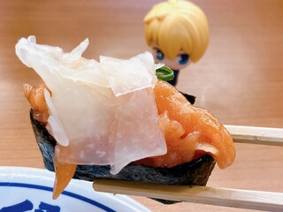 Muten Kura Zushi Izumisano Ten - 試しに、旨だれサーモンに、ガリを乗せて、食べてみた　※そうでもなかった